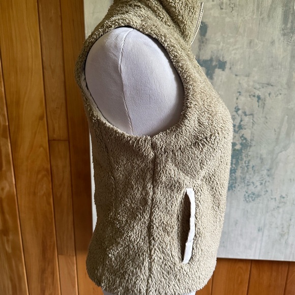 Patagonia Women’s Size Small Vest! Beige. Fluffy. Soft. - Picture 8 of 16
